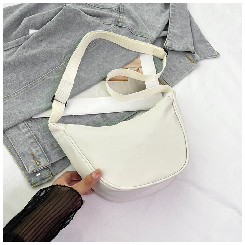 Quiet Luxury Bags Crossbody - 新しい女性用クロスボディバッグ、軽量で大容量の半月型クロスボディバッグ、ナイロン製、シンプルでエレガントな静かな高級感のあるスタイル、毎日の通勤、外出、学校に戻るのに最適です。