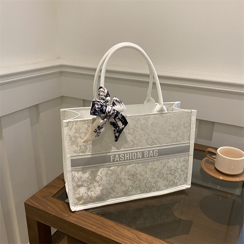 高級感あふれるエレガントな女性用トートバッグ、刺繍ブーケ柄P - Luxury Bags Collection のレビューと価格