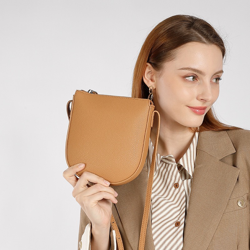 洗練された日常使いの小型クロスボディバッグ（女性用）、本革製 - Luxury Bags Everyday のレビューと価格