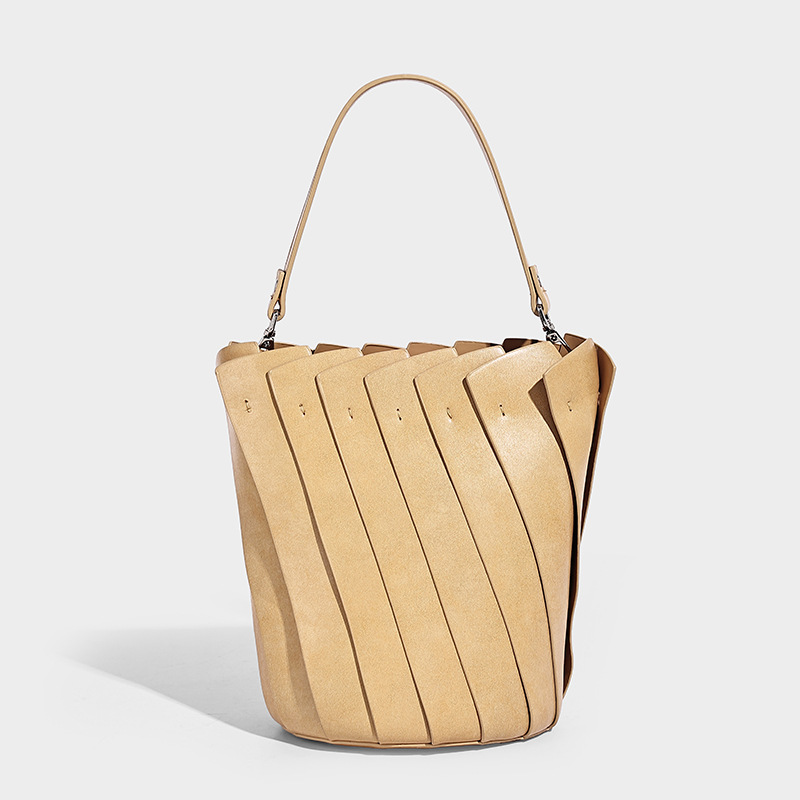 有名デザイナーによるファッショナブルなミニマリストレザーおむ - Luxury Bags Paris のレビューと価格