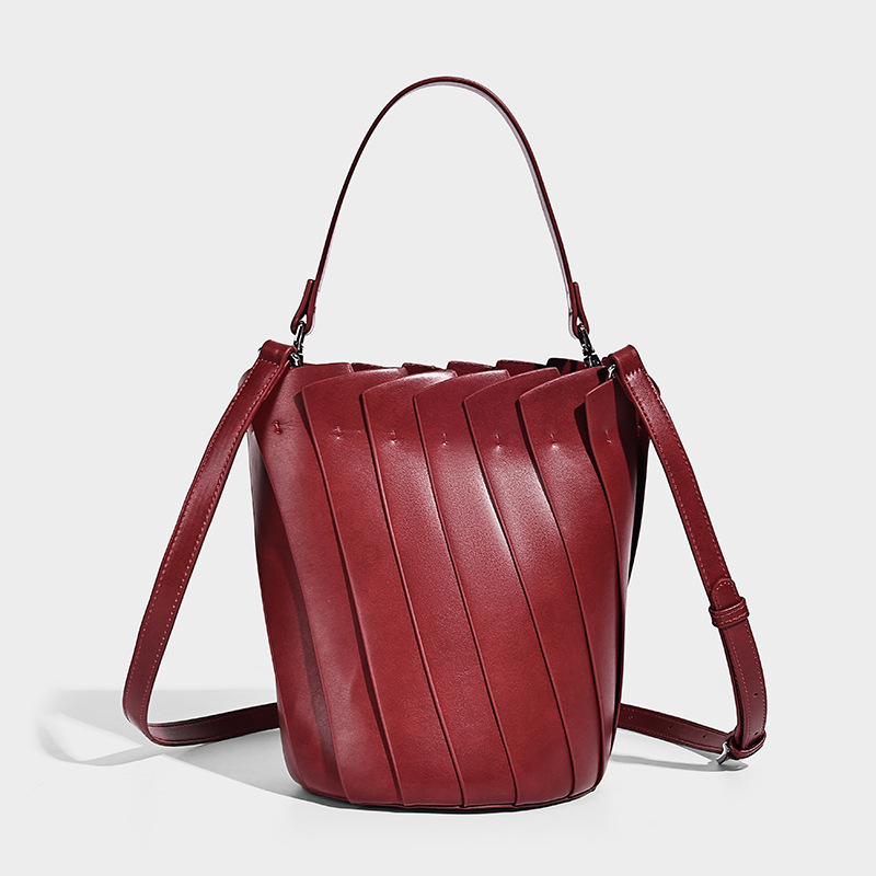 有名デザイナーによるファッショナブルなミニマリストレザーおむ - Luxury Bags Paris のレビューと価格